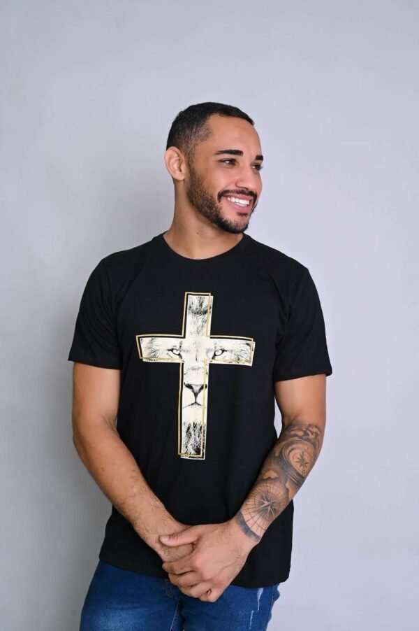 Camiseta Masculina Cruz Leão Preto